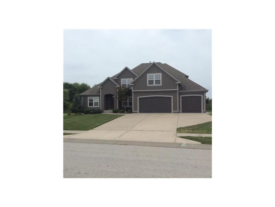 1705 Knoll Creek Ln, Raymore, MO 64083 - photo 1