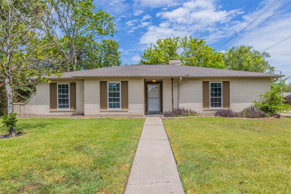 16743 David Glen Dr, Friendswood, TX 77546 - photo 1