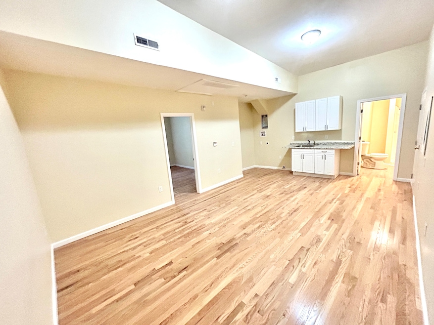 135 W Main St unit 4D, Waterbury, CT 06702 - photo 1