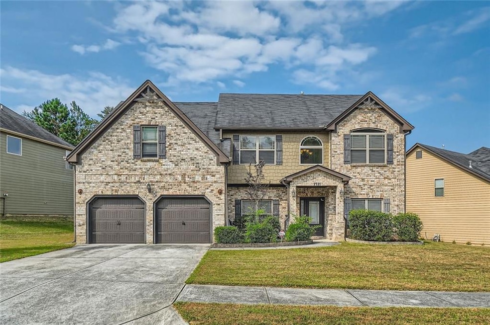 View of front of house with a garage and a front l