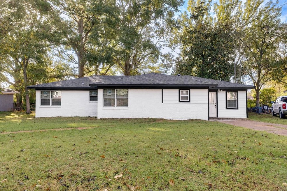 204 Cedarview Dr, Palestine, TX 75803 - photo 1