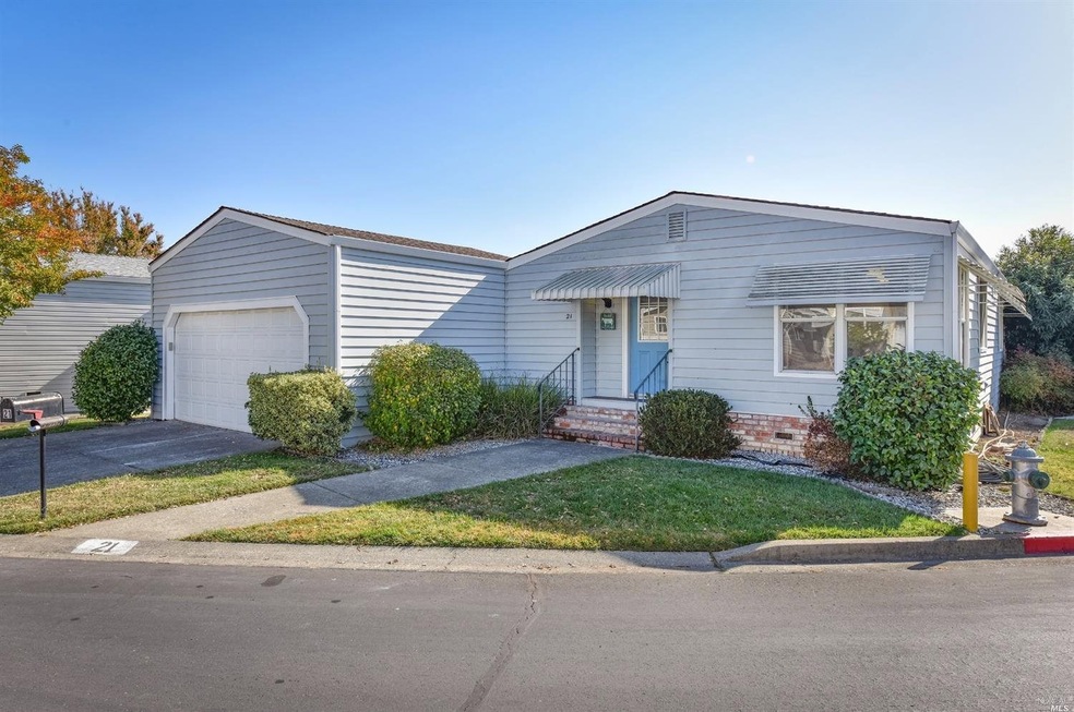 Large Corner Lot. 2 Bedroom, 2 Bath with 2 Car Gar