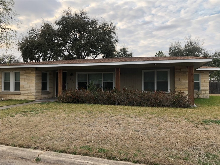 401 E Randall St, Beeville, TX 78102 - photo 1