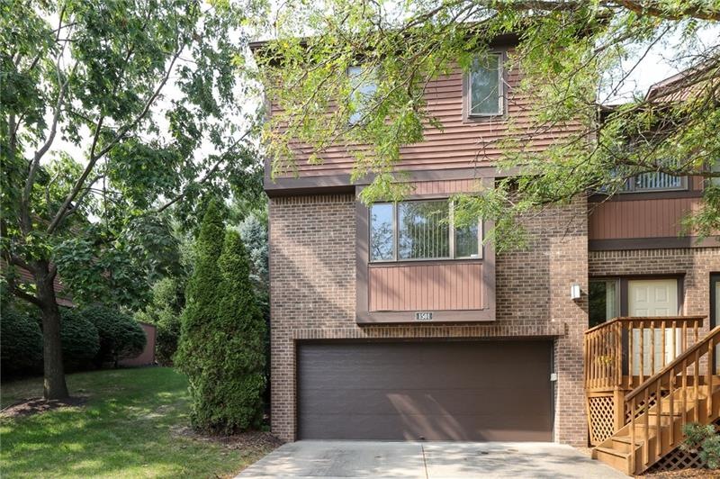 Welcome to 1501 Forest Edge Court....a Convenientl
