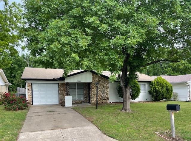 512 Livingston Dr, Hurst, TX 76053 - photo 1