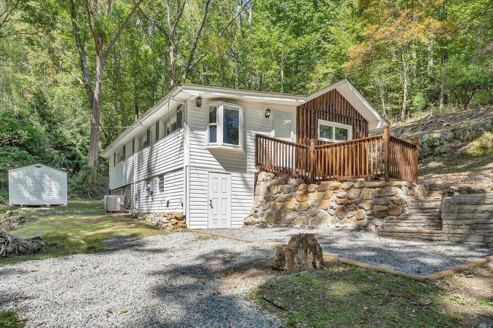 1203 Bottom Creek Ln, Bent Mountain, VA 24059 - photo 1