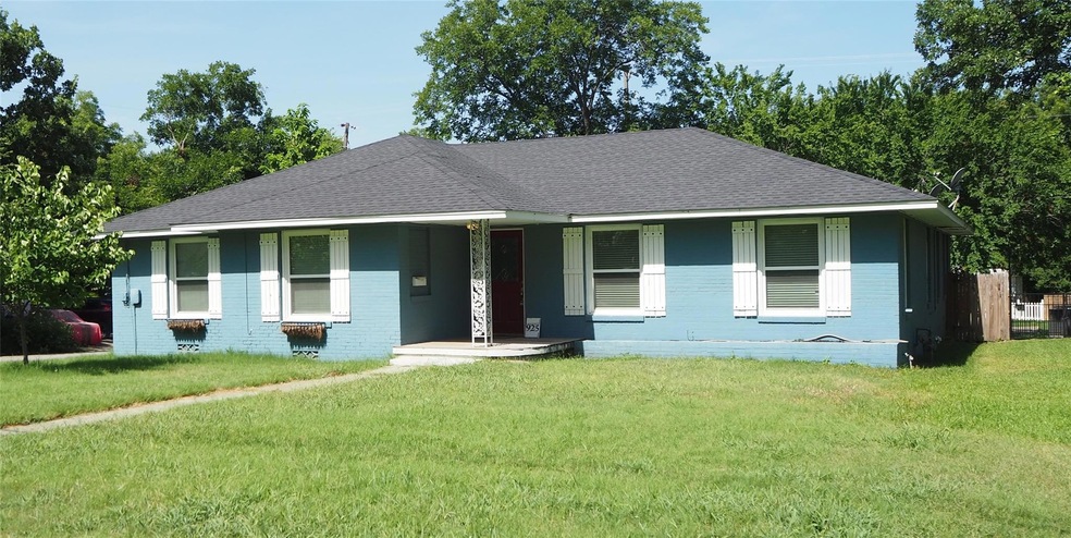 925 S Denton St, Gainesville, TX 76240 - photo 1