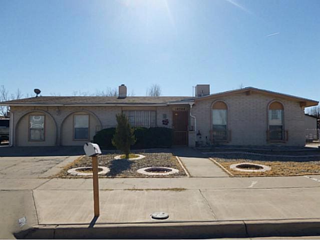 10744 Janway Dr, El Paso, TX 79935 - photo 1