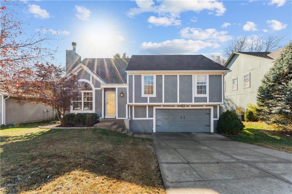 571 W Northview St, Olathe, KS 66061 - photo 1