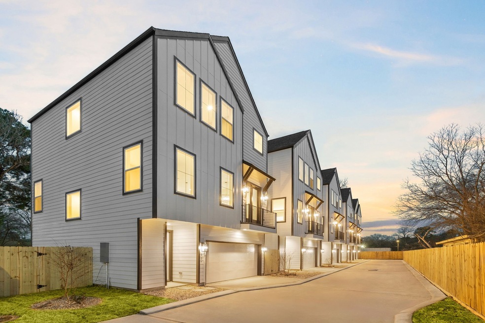 827 Woodcrest Dr, Houston, TX 77018 - photo 1