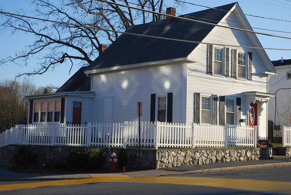 1960 Lakeview Ave, Dracut, MA 01826 - photo 1