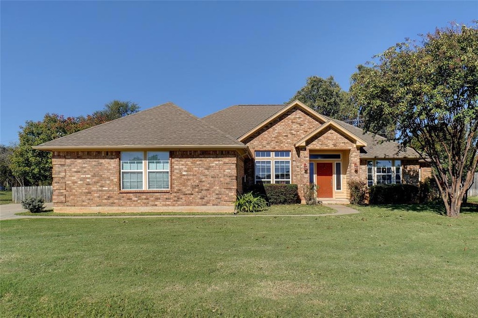 304 Casas Del Norte St, Granbury, TX 76049 - photo 1