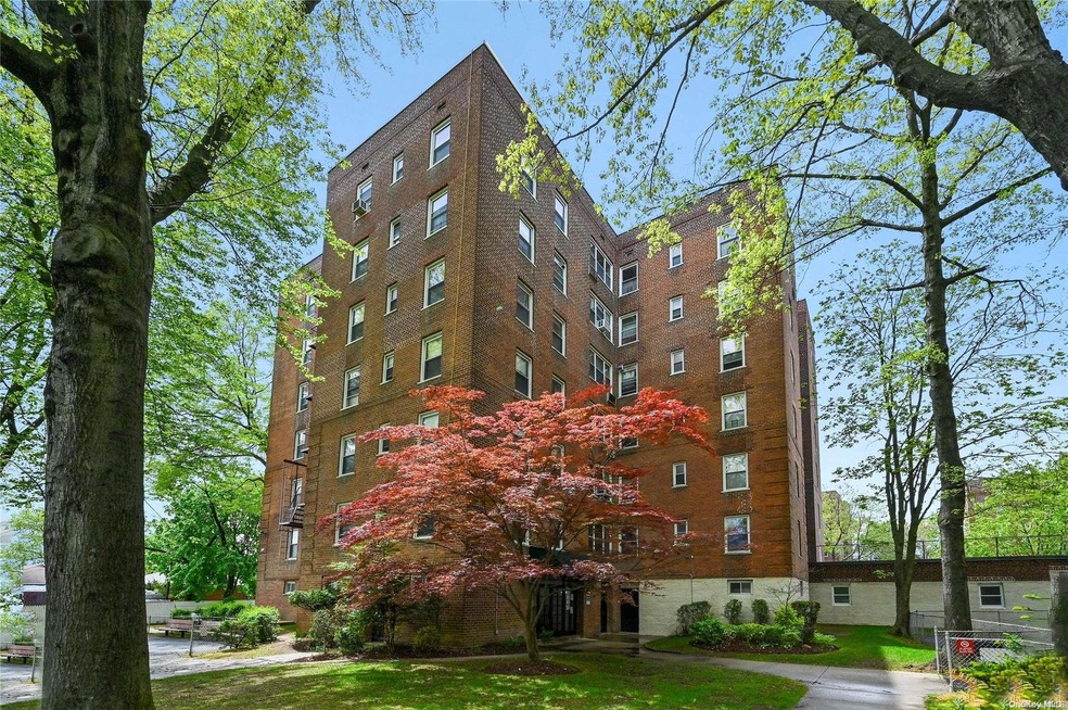 Linden Hill unit 2E, Flushing, NY 11354 - photo 1