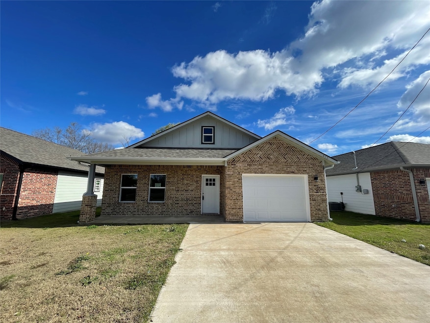 813 Sayle St, Greenville, TX 75401 - photo 1