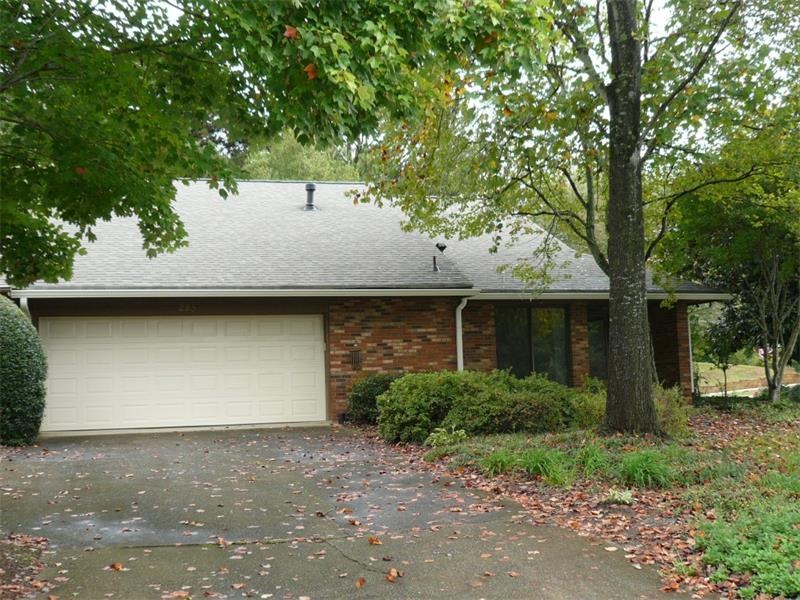 Adorable cluster home that is right across from Ha