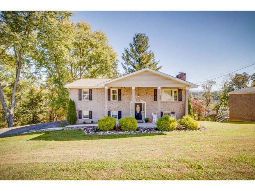 1004 Ridgefield Cir, Johnson City, TN 37601 - photo 1