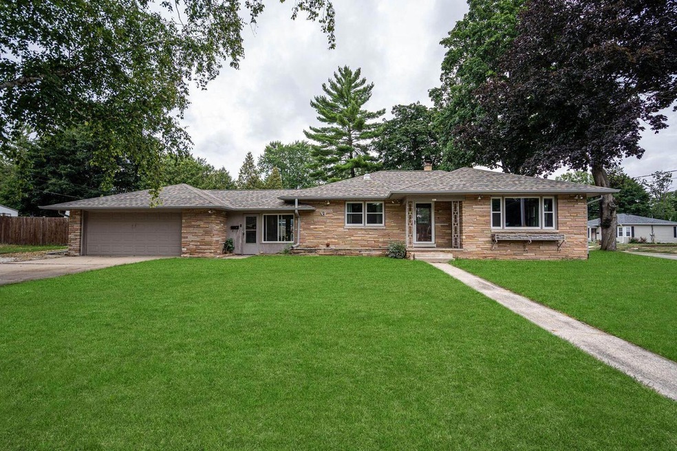 Spacious Oconomowoc Ranch