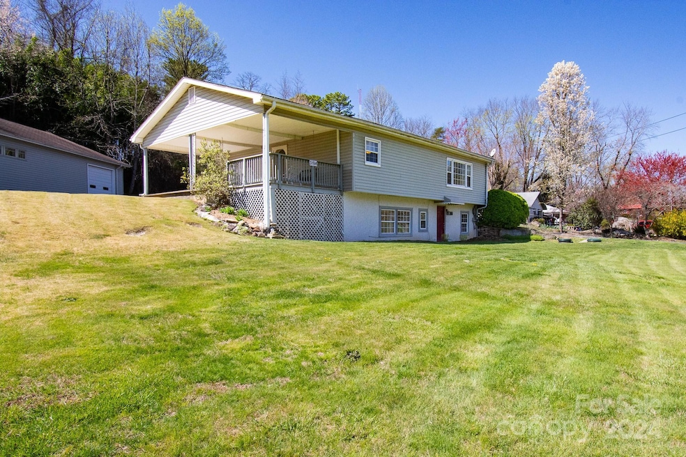 319 Linda Vista Dr, Hendersonville, NC 28792 - photo 1