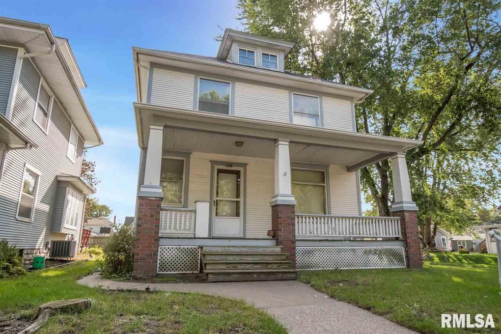 1033 W 15th St, Davenport, IA 52804 - photo 1
