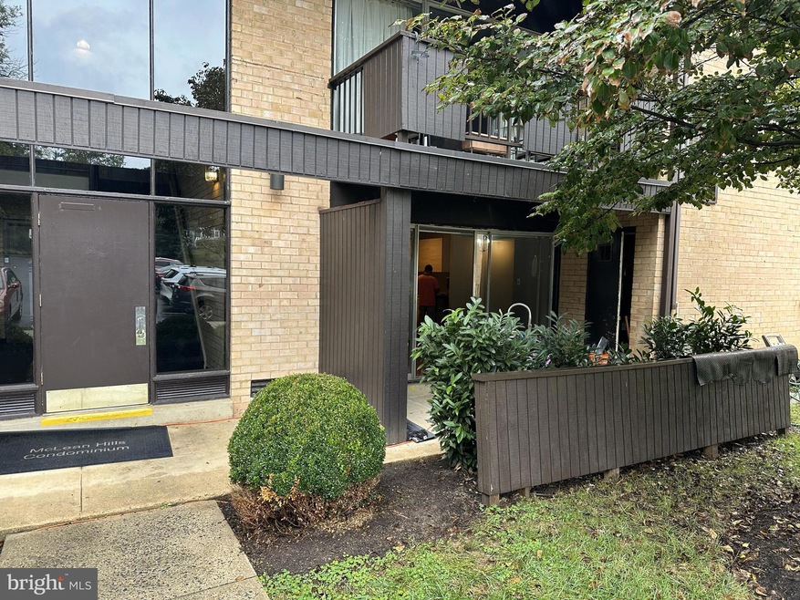 7855 Enola St unit 104, McLean, VA 22102 - photo 1