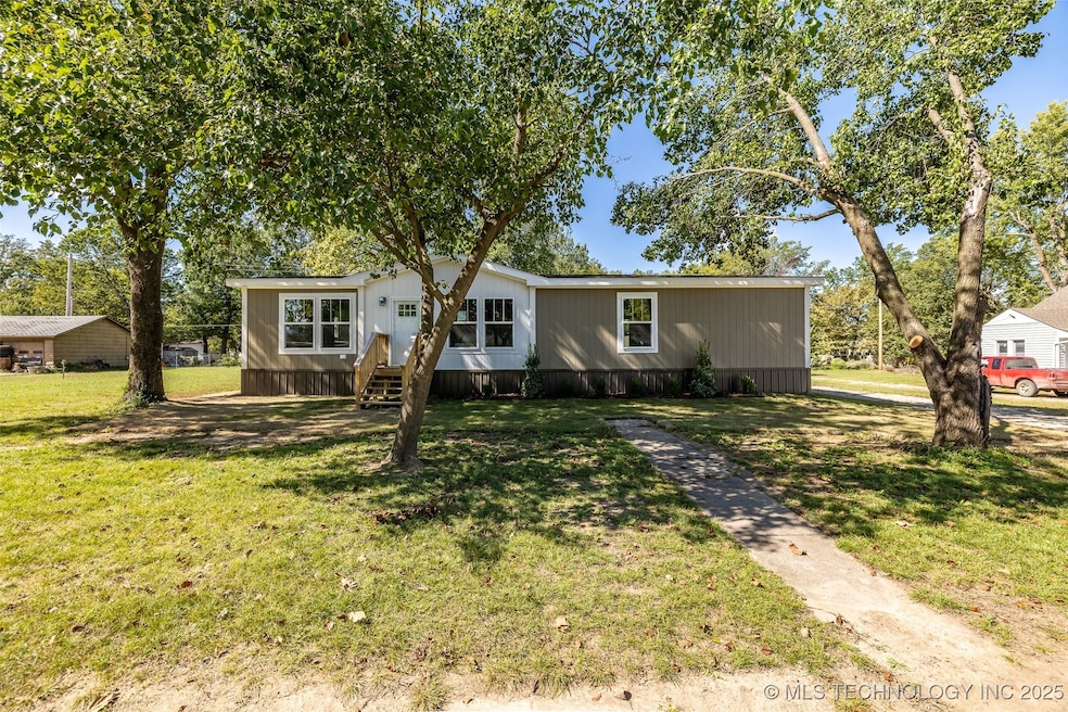 622 S Maple St, Nowata, OK 74048 - photo 1