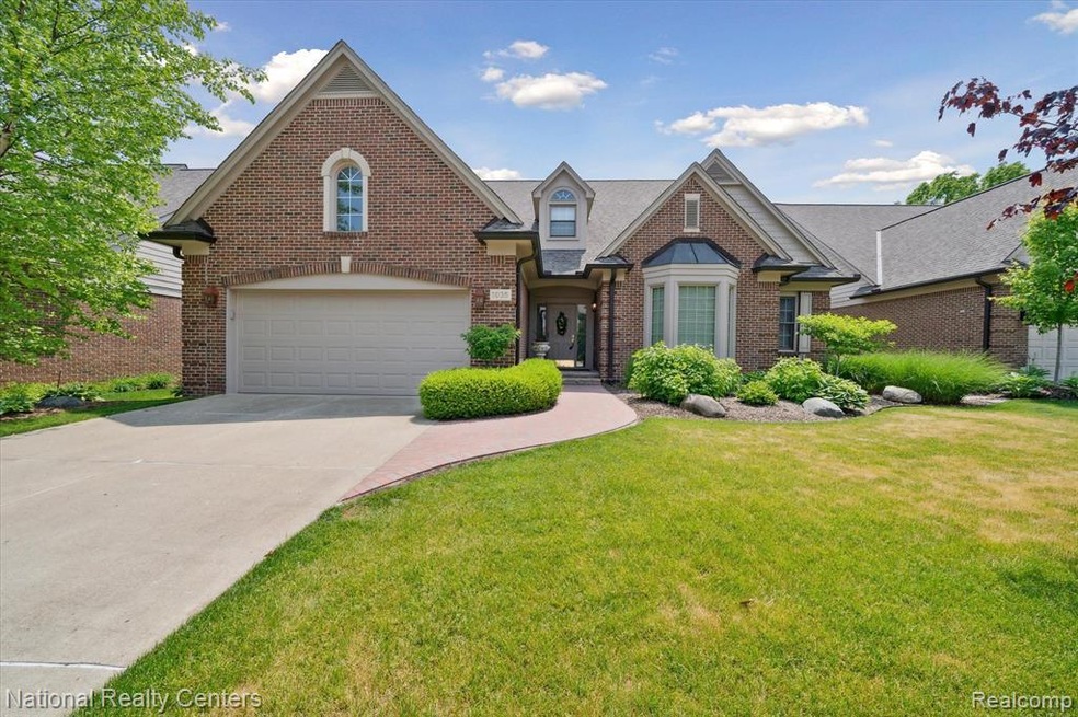1035 Glenwood Ct, Bloomfield Hills, MI 48302 - photo 1