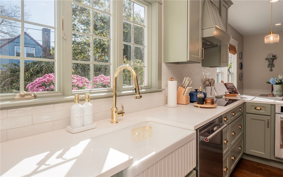 26 Vernon Ave, Newport, RI 02840 - photo 1