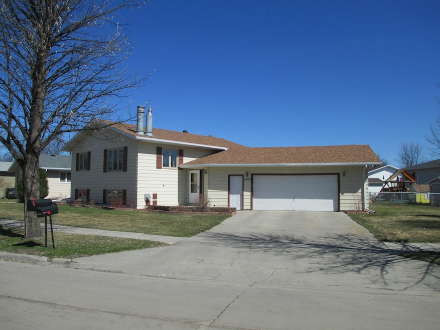 2306 W Fallcreek Ct, Grand Forks, ND 58201 - photo 1