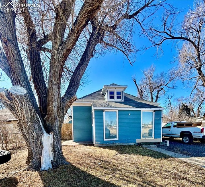 View of front of property featuring a front lawn
