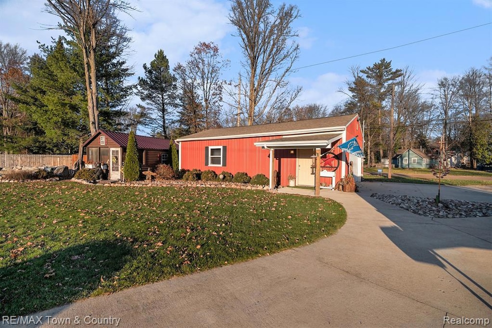 4153 Bayview Rd, Billings Township, MI 48612 - photo 1