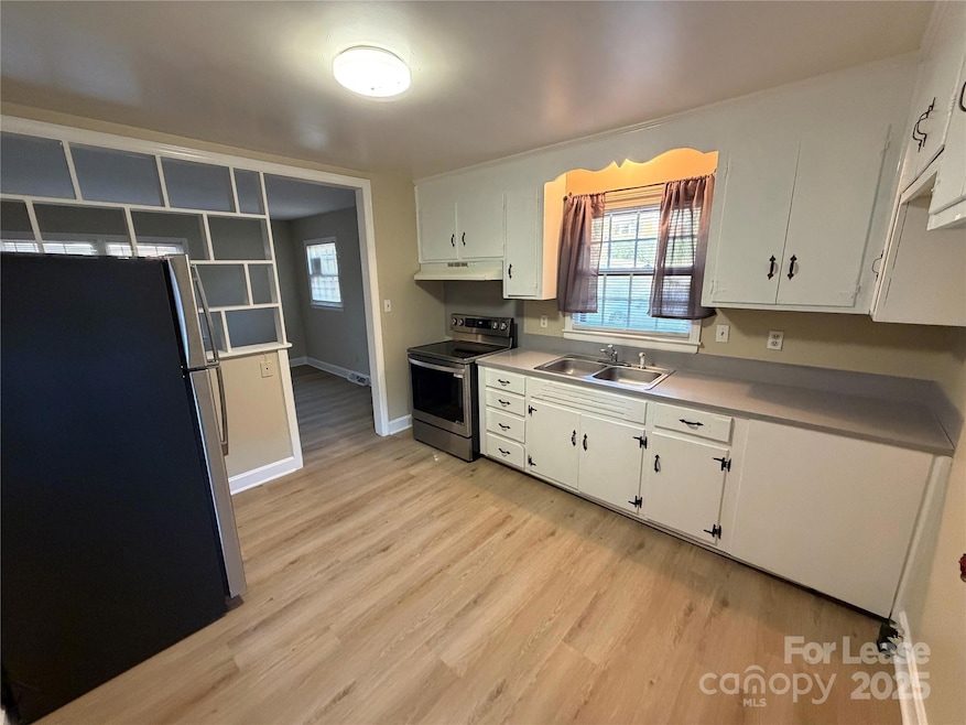 3728 Dresden Dr E, Charlotte, NC 28205 - photo 1