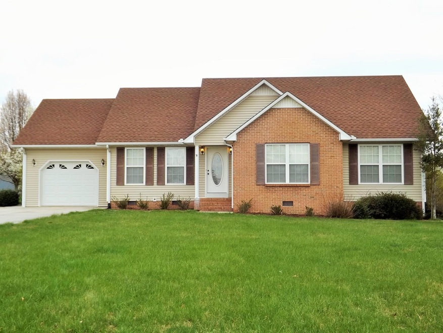 Must see! 3 Bedroom/2 bath home w/garage in River Wood! Convenient to I-24 & Murfreesboro!