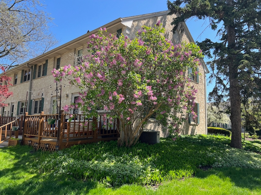 4930 N Shoreland Ave unit 4930, Milwaukee, WI 53217 - photo 1