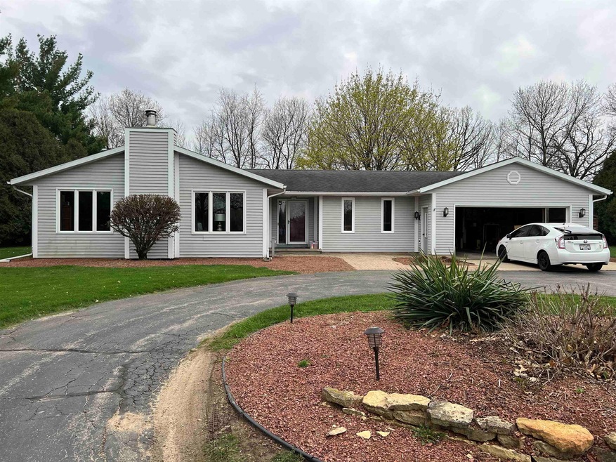 7131 N Shore Dr, Belleville, WI 53508 - photo 1