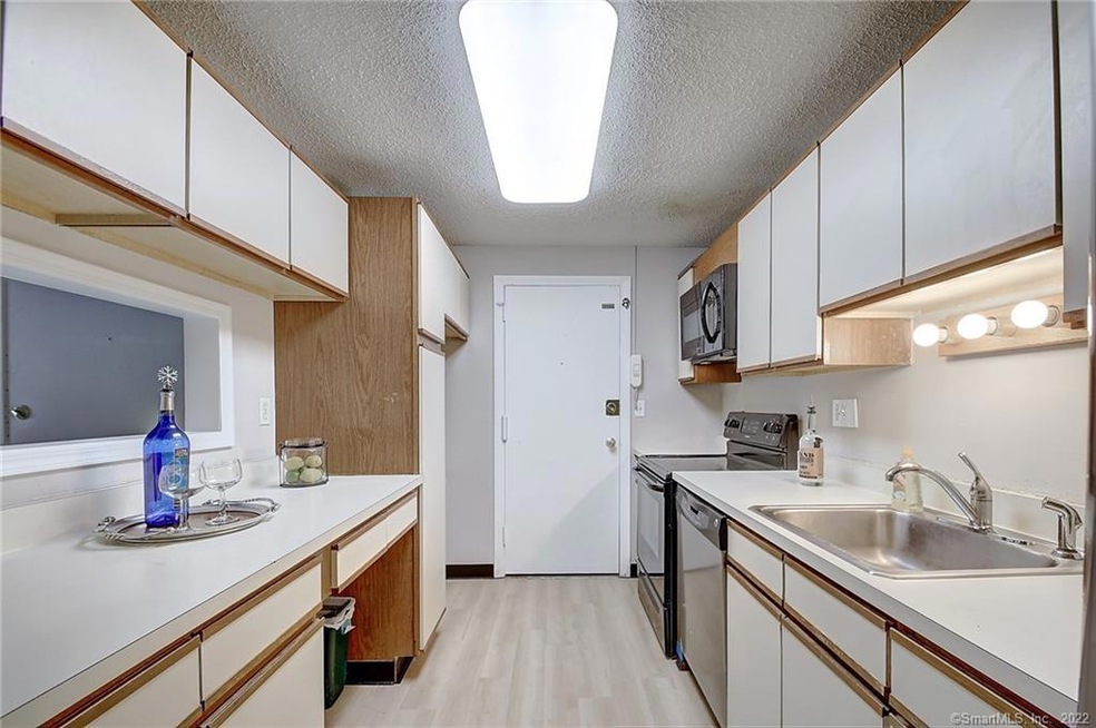 1208 Middle Turnpike W unit C2, Manchester, CT 06040 - photo 1