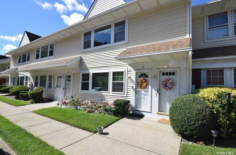 32 Gazebo Ln unit 32, Holtsville, NY 11742 - photo 1
