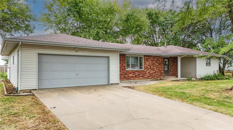 49 Lakeshore Dr, Garnett, KS 66032 - photo 1