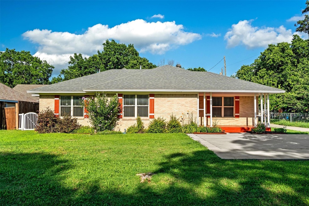 303 Franklin Ave, Pottsboro, TX 75076 - photo 1