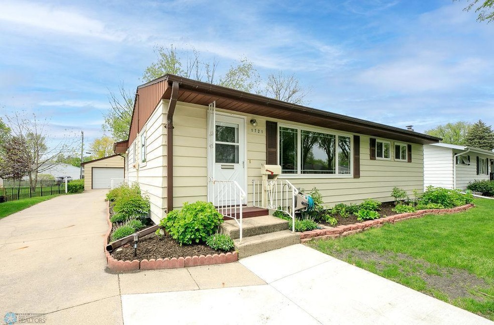 1721 14 1 2 St S, Fargo, ND 58103 - photo 1