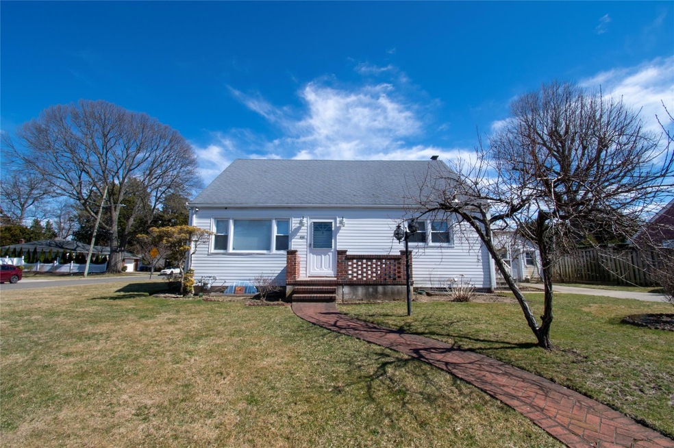 2135 Maple St, North Baldwin, NY 11510 - photo 1