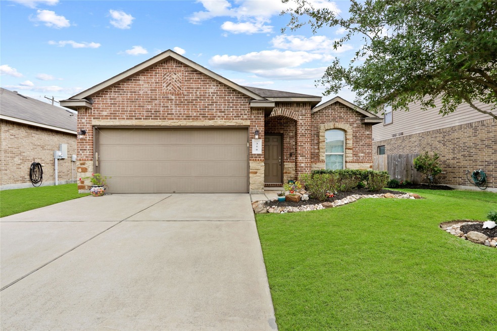 350 Kendall Crest Dr, Alvin, TX 77511 - photo 1