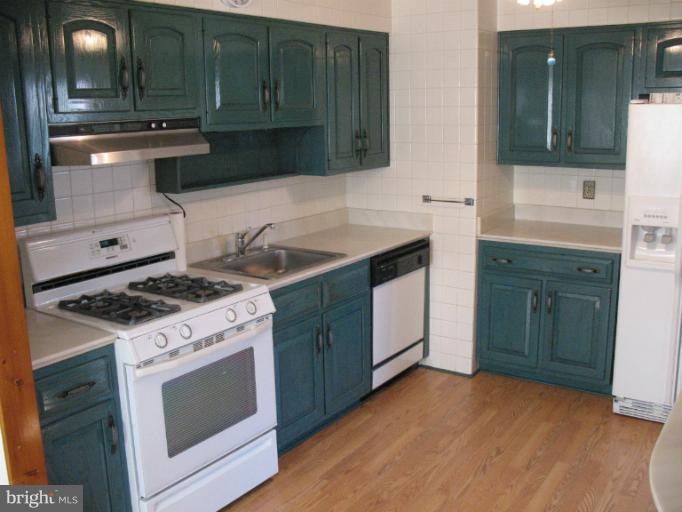 8221 Glen Rd, Parkville, MD 21234 - photo 1