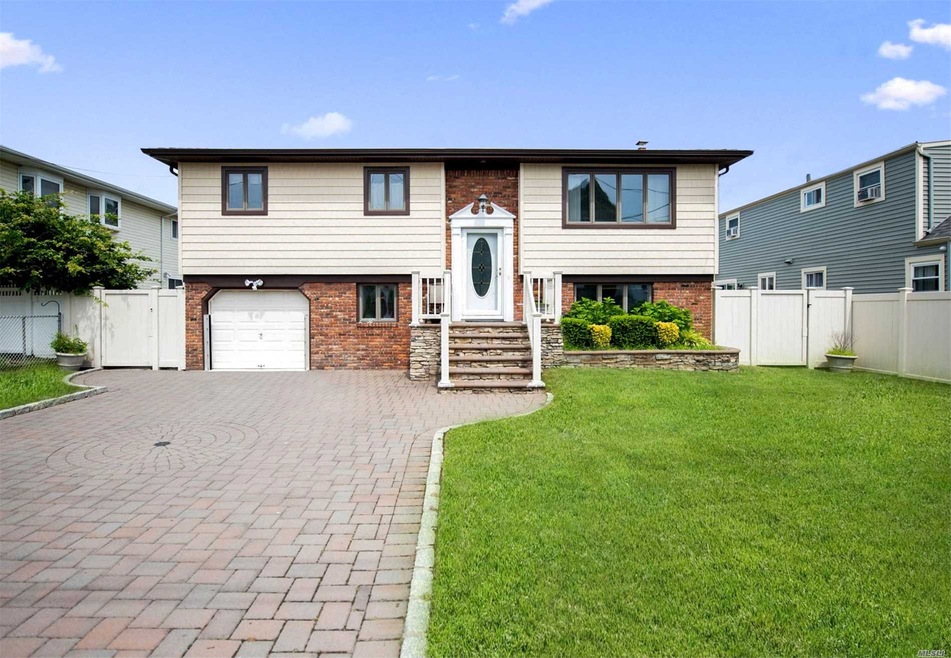 252 Riviera Pkwy, Lindenhurst, NY 11757 - photo 1