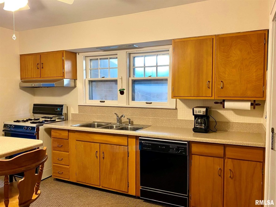 605 N Mclean St, Lincoln, IL 62656 - photo 1