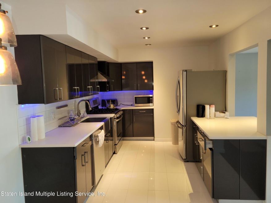 88 Daffodil Ln unit A, Staten Island, NY 10314 - photo 1