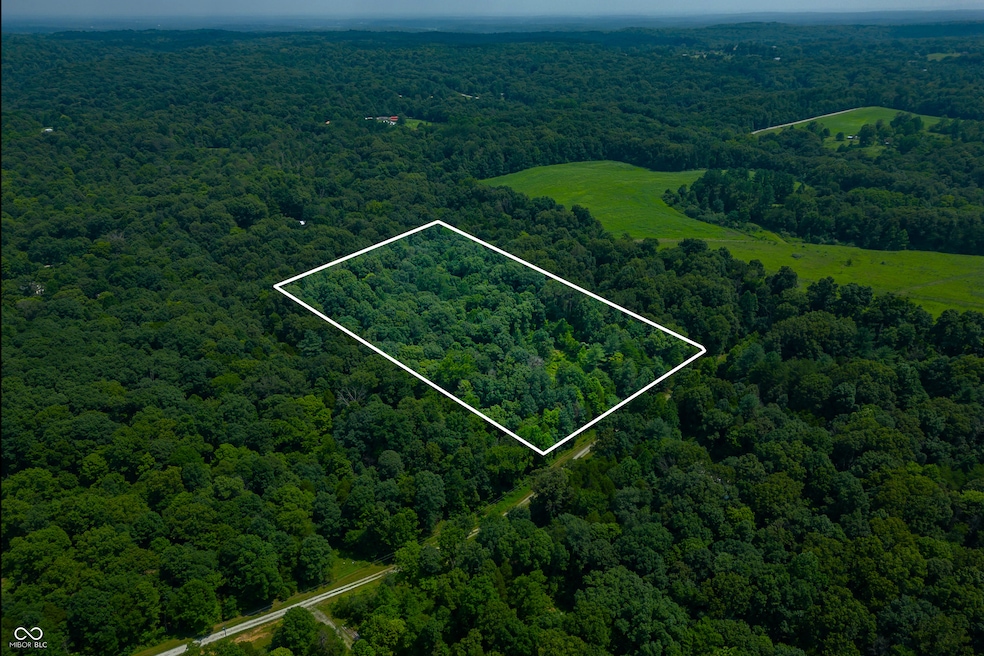 6039 Matlock Dr, Columbus, IN 47201 - photo 1