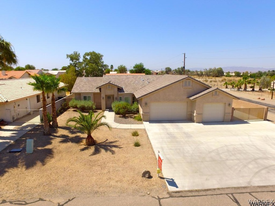 Corner lot w boat  rv parkin