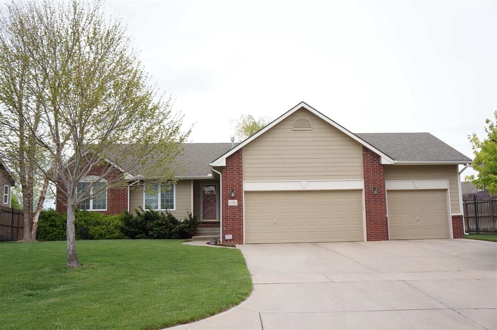 Beautiful curb appeal with a gorgeous yard and lan