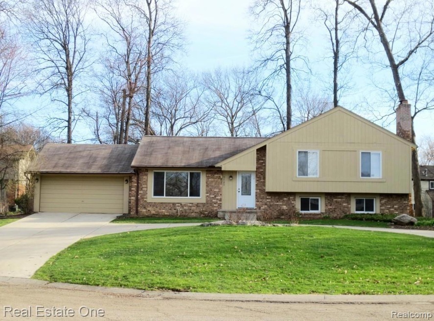 GREAT LOCATION IN THE HEART OF WEST BLOOMFIELD