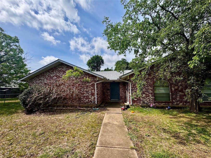 Ranch-style home featuring brick siding, a front 